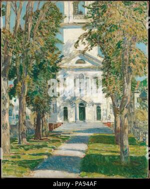 Die Kirche in Gloucester. Artist: Childe Hassam (Amerikanische, Dorchester, Massachusetts 1859-1935 East Hampton, New York). Abmessungen: 30 x 25 in. (76,2 x 63,5 cm). Datum: 1918. In Gemälden, Zeichnungen und Radierungen von malerischen New England's Dörfer und zerklüftete Küste, Hassam feierte seinen Yankee Erbe und förderte die Überzeugung, dass die Region unveränderlich amerikanische Werte verkörpert. Hier, er porträtiert die universalistische Gemeindehaus in Gloucester, Massachusetts, durch eine Allee von amerikanischen Elms eingerahmt. Die Kirche, die im Jahre 1806 gewidmet, einer Gemeinde im Zusammenhang mit der Errichtung von religio untergebracht Stockfoto