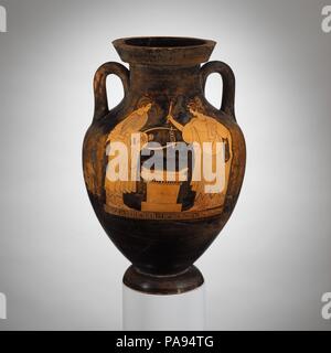 Terrakotta Amphore (jar). Kultur: Griechisch, Dachboden. Abmessungen: H 18 cm. (47 cm) Durchmesser 12 5/16 in. (31,3 cm). Datum: Ca. 490 v. Chr.. Vorderseite, Apollo und Artemis flankierende einen Altar Rückwärts, Athlet und Trainer Der Eucharides Maler in der Schwarz-Abbildung sowie die roten - Abbildung Technik gearbeitet. Es ist bemerkenswert, dass hier Er schmückt die Art der Amphora, die typisch vor der Erfindung der rot-Figur war. Museum: Metropolitan Museum of Art, New York, USA. Stockfoto