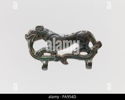 Plakette oder Schnalle. Kultur: China. Abmessungen: H. 2 7/8 in. (7,3 cm); W. 1 5/8 in. (4.1 cm). Datum: Ca. 5. Jahrhundert v. Chr.. Museum: Metropolitan Museum of Art, New York, USA. Stockfoto