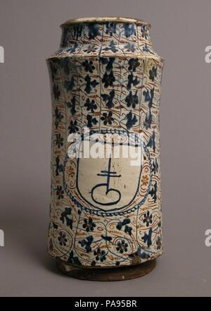 Apotheke Jar. Kultur: Spanisch. Abmessungen: Insgesamt: 12 1/2 x 6 1/16 in. (31,7 x 15,4 cm). Datum: 16. Museum: Metropolitan Museum of Art, New York, USA. Stockfoto