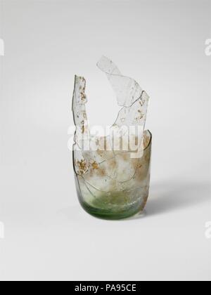 Glas fragmentarischen Flasche. Kultur: Roman. Abmessungen: H.5 3/8 in. (13,7 cm). Datum: Ca. 1.-4.Jh. N.CHR.. Farblos mit blau-grüne Färbung. Zylindrische Körper mit leicht gewölbten Seite; Dick unten mit Kick und pontil Narbe. Gebrochen und repariert, mit nur Teile des unteren Gehäuses und unten remianing; einige pinprick und länglich, Blasen und blasen Streifen, Flecken von rötlich-braune Verkrustung und schwache Schillern. Museum: Metropolitan Museum of Art, New York, USA. Stockfoto