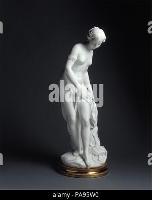 La Baigneuse. Kultur: Französisch, Sèvres. Abmessungen: Höhe: 22 in. (55,9 cm). Werk: Manufaktur Sèvres (Französisch, 1740). Modeler: Nach einem Modell von Étienne-Maurice Falconet (Französisch, Paris 1716-1791 Paris). Datum: 1758-66. Étienne-Maurice Falconet ausgeführt, das Modell, die 1758 nach seinem Marmor Skulptur, im Salon von 1757 ausgestellt. Museum: Metropolitan Museum of Art, New York, USA. Stockfoto