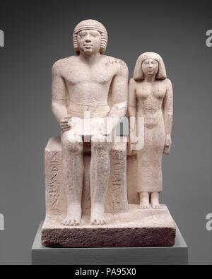 Statue von Demedji und Hennutsen. Abmessungen: H 83 cm (32 11/16 in.); W. 50,8 cm (20 in.); d 51 cm (20 1/16 in.) Höhe der Hennutsen H. 70 cm (27 9/16 in.) Gewicht: 113.4-136.1 kg (250-300 lbs). Dynastie: Dynasty 5. Herrschaft: Herrschaft des Neferirkare oder früher. Datum: Ca. 2465-2438 v. Chr.. Dieses Paar Statue, Mann und Frau, ist typisch für nonroyal Bildhauerkunst während der dynastie 5 aus dem Alten Reich gemacht. Die Körper der beiden Figuren sind gut proportioniert, obwohl Kopf der Frau leicht auf ihr Recht und ihre Arme sind ungewöhnlich lange ausgeglichen wird. In der Regel werden die Gesichter sind recht Trotz ihrer ähnlichen Stockfoto