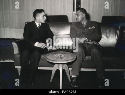 147 König Hussein von Jordanien mit der ägyptische Präsident Gamal Abdel Nasser in der Mitte der 1950er-Jahre Stockfoto