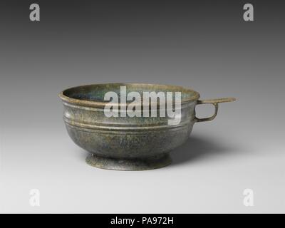 Schüssel mit Griff und Fuß Ring. Kultur: Korea. Abmessungen: H.3. (7,6 cm); Durchm. 5 7/8 in. (14,9 cm). Museum: Metropolitan Museum of Art, New York, USA. Stockfoto