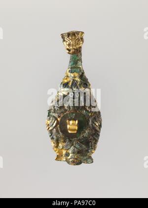 Schnalle. Kultur: China. Abmessungen: W. 2 1/8 in. (5,4 cm); L.4 1/4 in. (13,3 cm). Museum: Metropolitan Museum of Art, New York, USA. Stockfoto