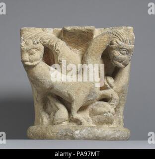 Hauptstadt mit Verflechtung Tiere. Kultur: Französisch. Abmessungen: Insgesamt: 8 1/2 x 8 3/8 x 8 3/8 in. (21,6 x 21,3 x 21,3 cm). Datum: Anfang des 12. Jahrhunderts. Museum: Metropolitan Museum of Art, New York, USA. Stockfoto