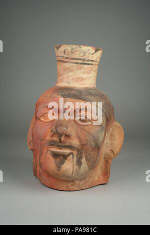 Single Auswurfkrümmer Portrait Kopf Flasche. Kultur: Moche. Abmessungen: H. 8 3/8 x 6 1/4 in.-W. (21,3 x 15,8 cm). Datum: 3.-6. Jh.. Museum: Metropolitan Museum of Art, New York, USA. Stockfoto