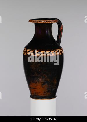 Terrakotta oinochoe: olpe (Kanne). Kultur: Griechisch, Dachboden. Abmessungen: H. 9 1/8 in. (23,2 cm). Datum: Ca. 460-440 v. Chr.. Der Griff schließt bündig mit einer runden Öffnung, double Band der Blätter auf die Schulter; Zungen um Mund. Die Schulter ist ausgeglichen. Museum: Metropolitan Museum of Art, New York, USA. Stockfoto