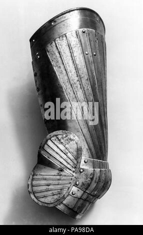 Rechten Oberschenkel Verteidigung (Cuisse) mit Knie Verteidigung (Poleyn). Kultur: Deutsch. Abmessungen: H 18 cm. (47,6). Datum: 16. Museum: Metropolitan Museum of Art, New York, USA. Stockfoto