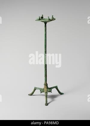 Räuchergefäß aus Bronze. Kultur: Etruskische, Faliscan. Abmessungen: H. 14 1/4' (36,2 cm) Breite 7 1/4" (18.4 cm). Datum: Ca. 300 v. Chr.. Das räuchergefäß hat drei Pferde Beine, ein diagonal Gelenkwelle ursprünglich mit einem kleinen Tier bis es läuft, und ein quadratisches Element an der Spitze mit vier Vögel in der Umgebung der Behälter für die Körner von Weihrauch. Es gehört zu einer Gruppe von Stücken in der Faliscan Bereich der südlichen Etrurien gemacht. Museum: Metropolitan Museum of Art, New York, USA. Stockfoto