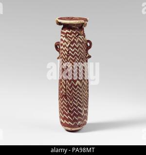 Glas alabastron (Parfüm Flasche). Kultur: Griechisch, östlichen Mittelmeer. Abmessungen: H.: 3 13/16-in. (9,7 cm). Datum: Ende 6.-5. vorchristlichen Jahrhundert. Opak rot braun, mit Griffen in der gleichen Farbe; Wanderwege in opak weiß. Breite horizontale Rim-disk; sehr kurze zylindrische Hals; schmale abgerundete Schulter; leicht konvexe Seiten zu Körper, verjüngt sich nach oben; konvexen Boden; zwei vertikalen Ring Griffe mit genoppte Schwänze, über trail Dekoration angewendet. Eine Spur an der Kante der RIM-Festplatte angeschlossen; eine andere Spur zu Hals angewendet, in einer Spirale um Körper gewickelt, in ein nahe-set Zick-Zack-Muster mit Alternative nachgerüstet Nach oben Stockfoto