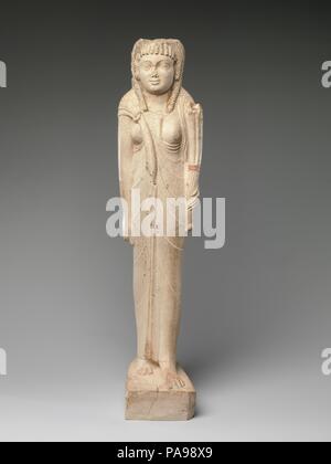 Statuette der Arsinoe II für ihre posthume Kult. Abmessungen: H 38,7 cm (15 1/4"); W. 9,6 cm (3 3/4 in); D 13,2 cm (5 3/16 in.). Datum: Ca. 150-100 v. Chr.. Die Inschrift auf der Rückseite dieses Bild bezieht sich auf die Königin Arsinoe II als eine Göttin, die angibt, dass Sie nach 270 v. Chr., als ihr Kult wurde zu der Zeit ihres Todes in der von ihrem Bruder und Ehemann, Ptolemäus II. Vergoldung, Göttlichkeit einmal ihr Gesicht bedeckt, und Spuren immer noch an den Rändern der Dekolleté. Während der gesamte frontal darstellen und die Einteilung der Gliedmaßen in diese kleine Statue folgt Ägyptische Traditionen, der Ausschuß der Regionen Stockfoto