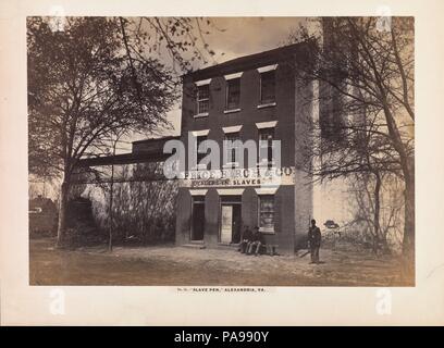 Slave Pens, Alexandria, Virginia. Artist: Andrew Joseph Russell (American, 1830-1902). Abmessungen: Bild: 25,6 x 36,5 cm (10 1/8 x 14 3/8 in.) Berg: 12 3/16 x 16 9/16 in. (31×42 cm). Datum: 1863. Besser für seine späteren Ansichten, die von der Union Pacific Railroad, A. J. Russell, ein Kapitän in der 141 New York Infanterie freiwilligen Auftrag bekannt, war einer der wenigen Bürgerkrieg Fotografen, war auch ein Soldat. Als Fotograf - Ingenieur für das US-Militär Railroad Con struction Korps, Russell's Pflicht war, einen historischen Datensatz sowohl der technischen Errungenschaften der Allgemeinen Herman Haupt zu machen Stockfoto