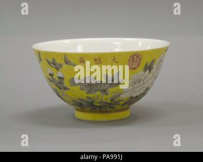 Schüssel. Kultur: China. Abmessungen: H.2 1/4 in. (5,7 cm); Durchm. 4 1/8 in. (10,5 cm); Durchm. der Fuß 1 3/4 in. (4,4 cm). Museum: Metropolitan Museum of Art, New York, USA. Stockfoto