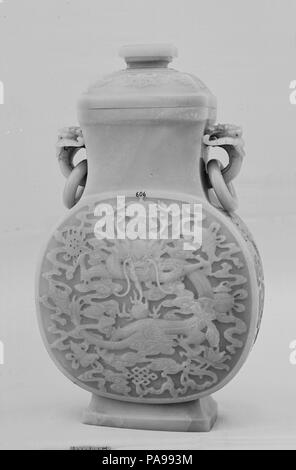 Überdachte Jar mit Drachen. Kultur: China. Abmessungen: H. 12 7/16 in. (31,6 cm); W. 7 5/16 in. (18,5 cm); D. 3.1/16 in. (7,8 cm). Datum: 18. Museum: Metropolitan Museum of Art, New York, USA. Stockfoto