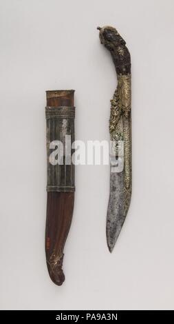 Messer (Piha Kaetta) mit Scheide. Kultur: Sri Lankan. Abmessungen: H. mit Scheide 11 5/8 in. (29,5 cm); H. ohne Scheide 10 cm. (27,3 cm); H. von Blade 6 1/2 in. (16,5 cm); W. 1 9/16-in. (4 cm); D.1. (2,5 cm); Wt. 8.6 oz. (235,3 g); Gew. der Ummantelung 1.7 oz (48,2 g). Datum: 18. Museum: Metropolitan Museum of Art, New York, USA. Stockfoto