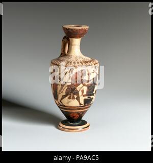 Terrakotta lekythos (Öl Flasche). Kultur: Griechisch, Dachboden. Abmessungen: H.7. (17,8 cm). Datum: Ca. 490 v. Chr.. Die kentauren Pholos, Herakles, Athene, und Hermes auf dieser Vase, die kentauren Pholos bereitet sich auf ein Fest, ein Ereignis, dessen Geruch anderen Kentauren anzieht und führt zu einem heftigen Konflikt, in dem Herakles schließlich aus seinem Angreifer Laufwerke. Diese Darstellung des Pholos ist insofern ungewöhnlich, als dass er nicht die erwartete menschliche Abdomen haben, sondern seine menschliche Beine sind direkt zu seinem Pferde Körper befestigt, gibt ihm die Brust eines Pferdes. Museum: Metropolitan Museum of Art, New York, USA. Stockfoto