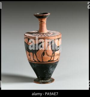 Lekythos. Kultur: Griechisch, Dachboden. Abmessungen: H. 4 9/16-in. (11,5 cm). Termin: Anfang 5. Jahrhundert v. Chr.. Stier und Löwe. Museum: Metropolitan Museum of Art, New York, USA. Stockfoto