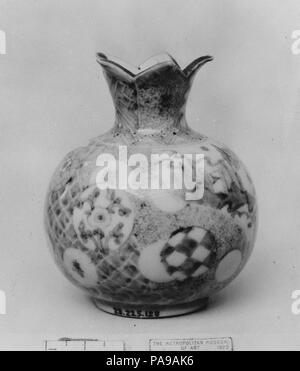 Bonbon Flasche. Kultur: Japan. Abmessungen: H. 3 1/2 in. (8,9 cm). Datum: 1750. Museum: Metropolitan Museum of Art, New York, USA. Stockfoto