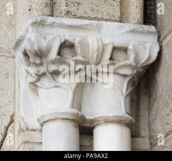 Doppel Kapital. Kultur: Französisch. Abmessungen: Insgesamt: 19 1/2 x 14 1/2 x 12 1/4 in. (49,5 x 36,8 x 31,1 cm). Datum: Ende des 13. Anfang des 14. Jahrhunderts. Museum: Metropolitan Museum of Art, New York, USA. Stockfoto