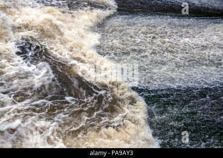 Starke Strömung von sprudelnde schäumende Wasser. Selektive konzentrieren. Stockfoto