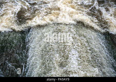 Ansicht von oben zu mächtigen Fluss der schäumende Wasser. Selektive konzentrieren. Stockfoto