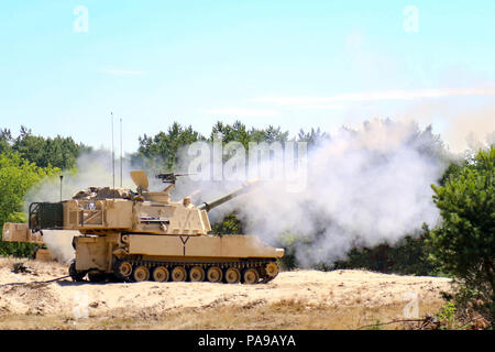 Ein M109A6 Paladin vom 1.BATAILLON 82 Field Artillery Regiment führt ein Brand Mission in Torun, Polen, während der Durchführung von Batterie Qualifikationen. Das Bataillon ist Teil der 1. Gepanzerten Brigade Combat Team, 1.Kavallerie Division Ausbildung zur Unterstützung der Atlantischen lösen. Stockfoto