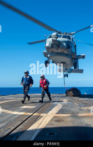 180720-N-ER 318-1270 philippinischen Meer (20 Juli 2018) Segler, die ticonderoga-Klasse geführte-missile Cruiser USS Antietam (CG54) Ausstieg nach Sicherung der Ladung an einem MH-60R Sea Hawk Hubschrauber, der "Warlords" von Hubschrauber Maritime Strike Squadron (HSM) 51 zugeordnet, wie es schwebt über dem Schiff Flight Deck. Antietam freut - in den USA 7 Flotte Bereich für Maßnahmen zur Erhöhung der Sicherheit und Stabilität in der indopazifischen Region bereitgestellt. (U.S. Marine Foto von Mass Communication Specialist 2. Klasse William McCann/Freigegeben) Stockfoto