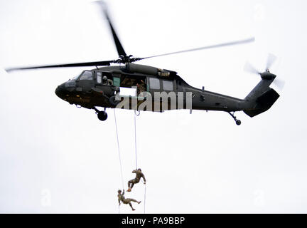 Ein Oregon Army National Guard HH-60M Black Hawk Hubschrauber schwebt 90 Meter über den Boden, während zwei National Guard Soldaten aus dem Flugzeug während eines Flugzeug- und Control Test rappel, 13. Juni 2018, am Lager Rilea in der Nähe von Troy, Michigan. Soldaten wurden in Gruppen von drei getesteten, mit zwei abseilen Soldaten und eine abgestufte Rappel Master Student, unter der Anleitung von Warrior Training Center Dozenten aus Fort Benning, Georgia. Die Studierenden müssen Score 100 Prozent, um erfolgreich ihren Abschluss an der einwöchigen Kurs. (Foto durch Kapitän Leslie Reed, Oregon militärische Abteilung Öffentliche Stockfoto