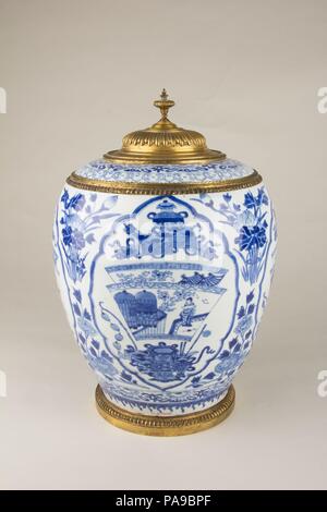 Überdachte Jar. Kultur: China. Abmessungen: H. mit Metallmantel: 13 1/2 in. (34,3 cm). Datum: 18. Museum: Metropolitan Museum of Art, New York, USA. Stockfoto