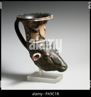 Terrakotta rhyton (Vase für Drinks oder trinken). Kultur: Griechisch, Italienisch, Apulien. Abmessungen: H.6 1/2 in. (16,5 cm). Datum: Ca. 350-300 v. Chr.. Die rhyton wird in Form von einem Schafskopf. Auf der Manschette ist Eros fliegen mit einer Schatulle. Museum: Metropolitan Museum of Art, New York, USA. Stockfoto