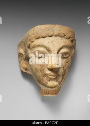 Terrakotta antefix (Dachziegel) mit weiblicher Kopf. Kultur: Etruskische, Cerveteri. Maße: Gesamt: 7 7/16 x 6 5/8 in. (18,9 x 16,8 cm). Datum: 5. Jahrhundert v. Chr.. Museum: Metropolitan Museum of Art, New York, USA. Stockfoto