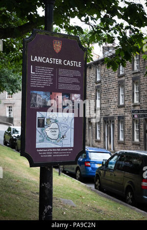 Lancaster Innenstadt rund um das Schloss mit Straßen mit steinernen Gebäuden gesäumt Stockfoto