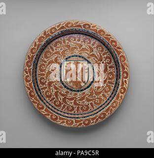 Deep Dish. Kultur: Spanisch. Abmessungen: Insgesamt: 1 13/16 17×15/16 in. (4,6 × 45,5 cm). Datum: 1450-1470. Museum: Metropolitan Museum of Art, New York, USA. Stockfoto