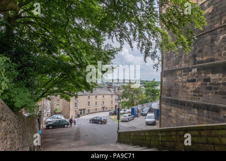 Lancaster Innenstadt rund um das Schloss mit Straßen mit steinernen Gebäuden gesäumt Stockfoto