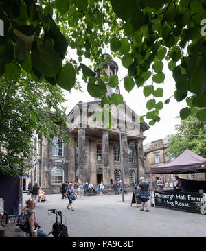 Lancaster City Museum im Marktplatz mit um Käufer zu Fuß, setzte sich auf den Museum Schritte und Einkaufen am Markt auch sichtbar Stockfoto