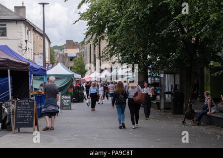 Shopping in der lebhaften Markt Straße Bereich von Lancaster City Center mit Käufern an einem sonnigen Sommertag beschäftigt. Stockfoto