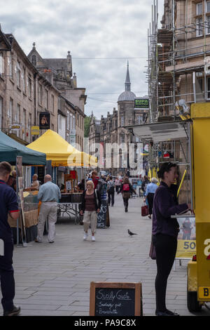 Shopping in der lebhaften Markt Straße Bereich von Lancaster City Center mit Käufern an einem sonnigen Sommertag beschäftigt. Stockfoto