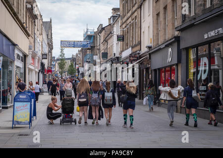 Shopping in der lebhaften Markt Straße Bereich von Lancaster City Center mit Käufern an einem sonnigen Sommertag beschäftigt. Stockfoto