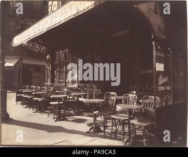 Café, Avenue de la Grande-Armée. Artist: Eugène Atget (Französisch, Libourne 1857-1927 Paris). Abmessungen: 17,6 x 22,7 cm (6 15/16 x 8 15/16 in.) Blatt: 17,9 × 22,8 cm (17,9 × 22,8 cm). Datum: 1924-25. Atget's Interesse an der Textur des alten Paris - Im animieren, intime Atmosphäre der Orte viel lebte gegen die vorherrschenden populären Geschmack für den Eiffelturm, die Oper, und andere berühmte Monumente und Promenaden. Charakteristisch, daß er nie fotografiert die Champs-Élysées, obwohl er eine Belichtung auf der Allee, die es über den Triumphbogen, die Avenue de la Grande-Armée. Uhr Stockfoto