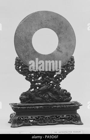 Festplatte: Emblem des Himmels. Kultur: China. Abmessungen: Durchm. 6 in. (15,2 cm); Th. 3/16 in. (0,5 cm). Museum: Metropolitan Museum of Art, New York, USA. Stockfoto