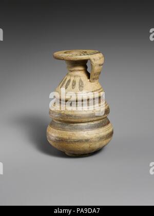 Terrakotta vase alabastron (Parfüm). Kultur: Etruskische, Etrusco-Corinthian. Abmessungen: H.3 7/16 in. (8,8 cm). Datum: Ca. 625-575 v. Chr.. Dreistufige Körper mit Anhänger Designs auf der oberen Stufe. Museum: Metropolitan Museum of Art, New York, USA. Stockfoto