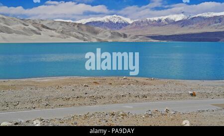 Die weißen Sanddünen und das türkise Wasser der Seen Bulunkou Sumpf oder Bulunkou Fluss Sanddünen auf Karakoram Highway (China) in Xinjiang. Stockfoto