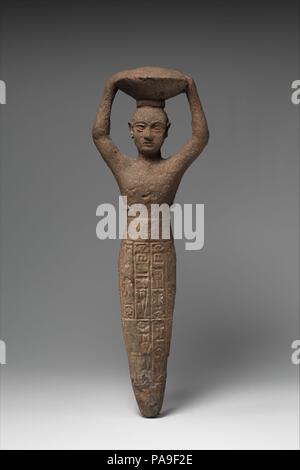 Stiftung Abbildung von Ur-Namma Holding einen Korb. Kultur: Neo-Sumerian. Abmessungen: H 27,3 cm (10 3/4 in.). Datum: Ca. 2112-2095 v. Chr.. Diese solide - gegossene Figur zeigt eine männliche Figur, rasiert und mit einem rasierten Kopf, ein Korb mit Erde über seinem Kopf gefüllt. Der Korb kann darauf hindeuten, dass die Abbildung in den zeremoniellen Aufbau von Aktivitäten, wie die Zeremonie ist für die Durchführung der ersten Backstein, der in den Texten aus dieser Zeit aufgezeichnet wird. Die Keilschrift Inschrift auf dem Peg erkennt es als eine, die in der Gründung der Tempel von Inanna restauriert von der Ur II gebaut oder deponiert wurde Stockfoto