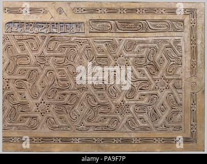 Dado Panel. Abmessungen: H.68 cm. (174,3 cm) W. 92 3/4 in. (235,6 cm) Frame D. 2 1/2 in. (6,4 cm) Frame D. mit Registerkarten: 2 3/4 in. (7 cm) Wt. 560 lbs (254 kg). Datum: 10. Die Inschrift auf der linken oberen Seite dieser Stuck panel liest, "Im Namen Gottes, des Gnädigen, des Barmherzigen." Es kommt aus dem Innenhof eines der Häuser in der Sabz Pushan Nachbarschaft von Nishapur. Das Vorhandensein dieser Inschrift deutet die Residenz funktioniert haben, können als eine kleine Nachbarschaft Moschee oder vielleicht sogar eine Madrasa (religiöse Schule). Religiöse Texte, jedoch wurden auch fou Stockfoto