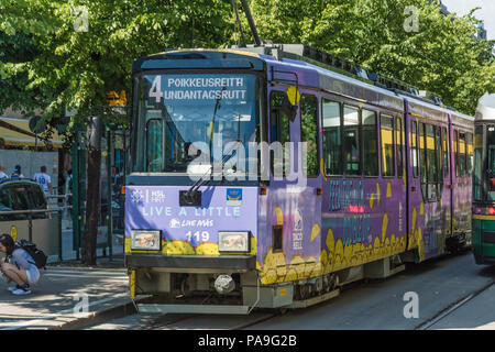 Straßenbahn an der Mannerheimintie Straße Straßenbahnhaltestelle in Helsinki Finnland Stockfoto