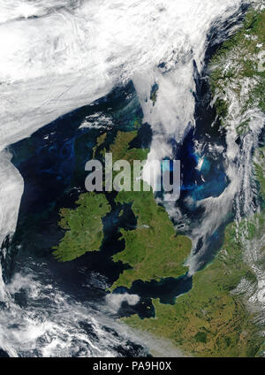 NASA-Satellitenbild von WOLKENLOS UK außer Rauchfahne von Saddleworth Moor Feuer, Großbritannien und Irland, 27. Juni 2018 Stockfoto