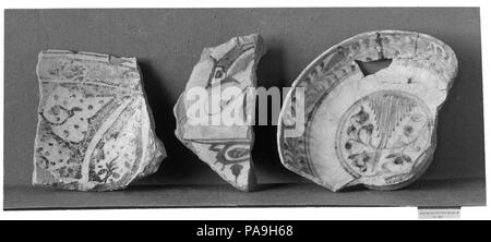 Fragment. Abmessungen: H.1. (2,5 cm) mit 4 1/4 in. (10,8 cm) 4 1/8 D. in. (10,5 cm) Wt. 4.1 oz. (116.2 g). Datum: 13. Museum: Metropolitan Museum of Art, New York, USA. Stockfoto