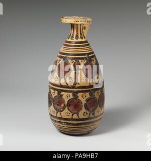 Terrakotta vase alabastron (Parfüm). Kultur: Griechisch, KORINTHISCHEN. Abmessungen: H.: 8 3/8 in. (21,3 cm). Datum: Ca. 590-570 v. Chr.. Zwei Friesen von hopliten nach rechts. Museum: Metropolitan Museum of Art, New York, USA. Stockfoto